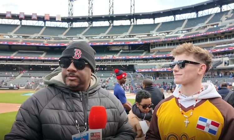 Liam Holland vibra con la cultura dominicana durante el Showdown RD vs. Puerto Rico en el Citi Field
