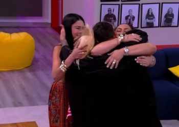 Familia de Jlexis sorprende con emotiva visita en La Casa de Alofoke 2