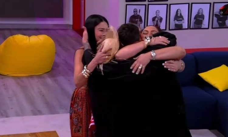 Familia de Jlexis sorprende con emotiva visita en La Casa de Alofoke 2