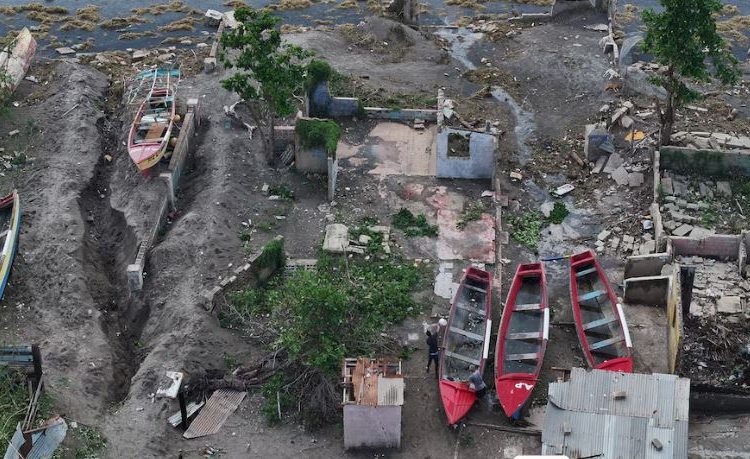 Huracán Melissa deja más de 120,000 viviendas dañadas y 27 comunidades aisladas en el oeste de Jamaica