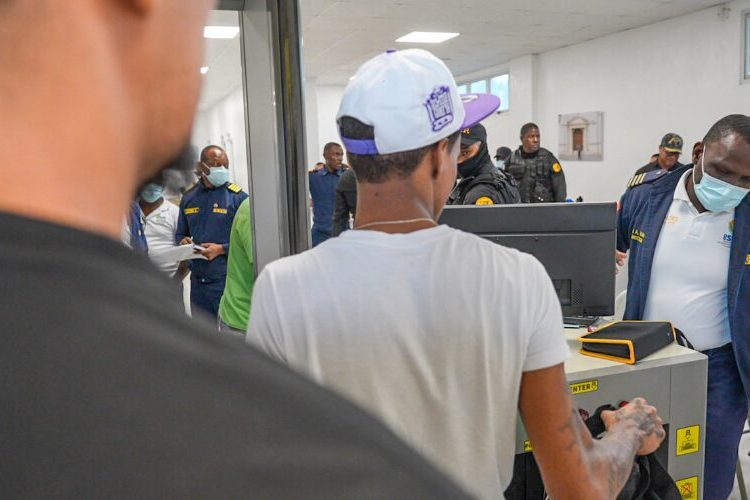 Dirección General de Prisiones inicia traslado de internos de La Victoria al nuevo CCR-Las Parras