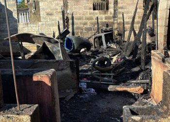 Incendio consume vivienda en Los Botados mientras su propietaria asistía a nueve días de un familiar
