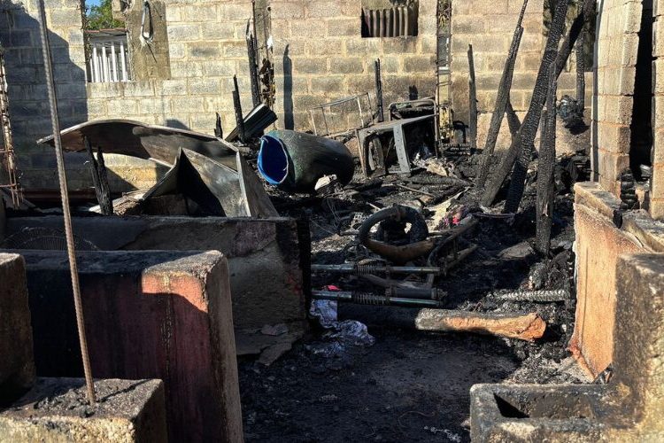 Incendio consume vivienda en Los Botados mientras su propietaria asistía a nueve días de un familiar