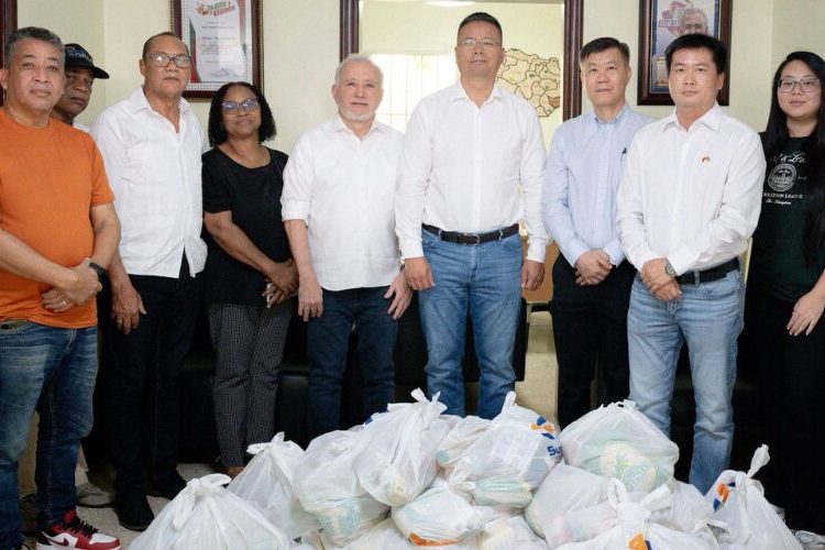 Oficina Senatorial de Santo Domingo realiza operativo humanitario tras el paso de la tormenta Melissa