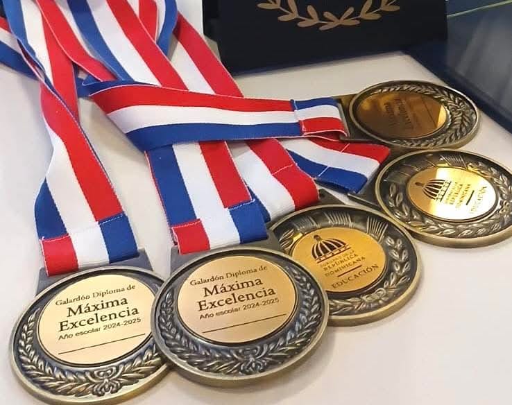 Estudiantes meritorias de Azua reciben el galardón “Diploma de Máxima Excelencia” - Noticias de hoy en República Dominicana | De Último Minuto
