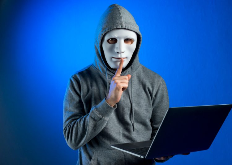 Cibercriminales suplantan a un banco en redes sociales y toman control del celular de sus víctimas