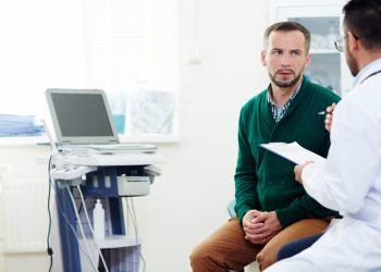 Especialistas instan a hombres a no descuidar sus chequeos urológicos anuales
