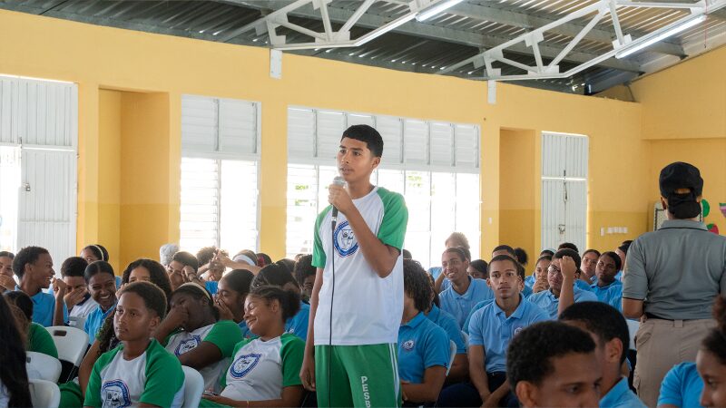 Fideicomiso VBC y la Dirección Antipandillas imparten charlas preventivas a jóvenes de Ciudad Juan Bosch - Noticias de hoy en República Dominicana | De Último Minuto