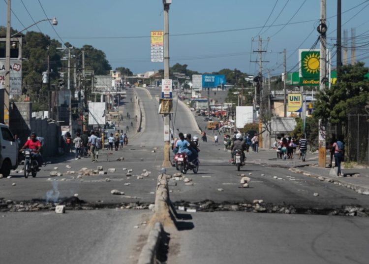 Tensión en Juana Méndez: amanecen calles semibloqueadas y neumáticos encendidos en la frontera