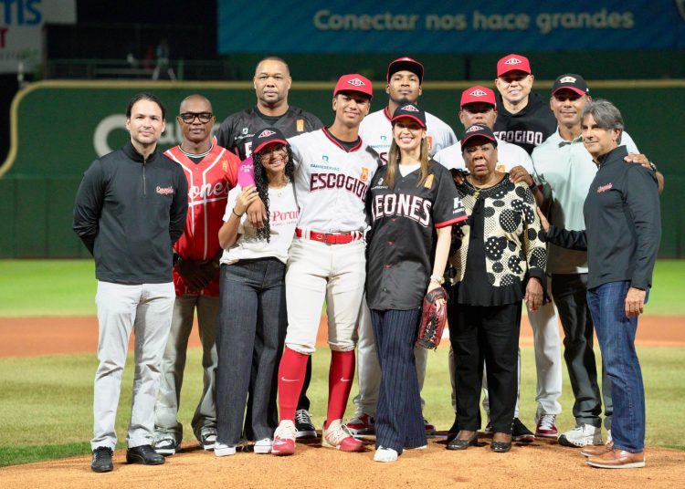 Leones del Escogido rinden emotivo tributo a Octavio Dotel en el Estadio Quisqueya