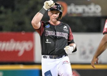 Jake Holton emerge como héroe con doblete decisivo en triunfo de los Gigantes sobre las Águilas