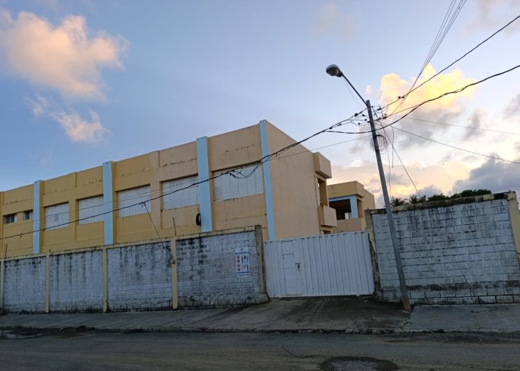 Maestra resulta herida al intentar detener pelea entre estudiantes en Sabana de la Mar