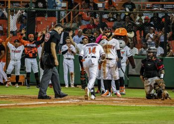 Toros despliegan ofensiva imparable y doblegan a los Leones en noche de protagonismo romanense