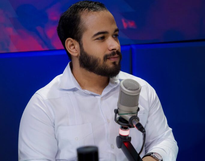 Joven universitario califica La Casa de Alofoke como «el experimento social más importante del siglo»