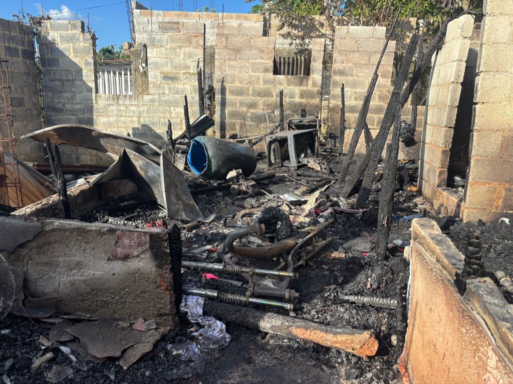 Incendio consume vivienda en Los Botados mientras su propietaria asistía a nueve días de un familiar - Noticias de hoy en República Dominicana | De Último Minuto
