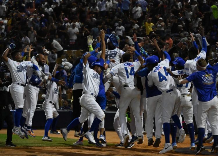 Rojas Jr. lidera el despertar azul; Licey pone fin a su mala racha ante Águilas