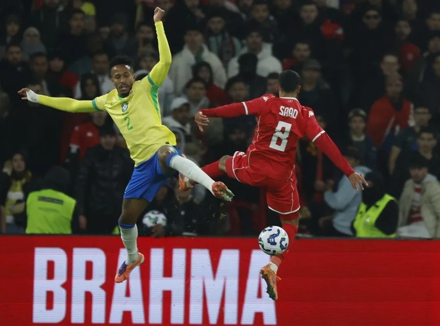 Éder Militão, de Brasil, en acción contra Saad, de Túnez, durante el partido amistoso internacional de fútbol entre Túnez y Brasil 