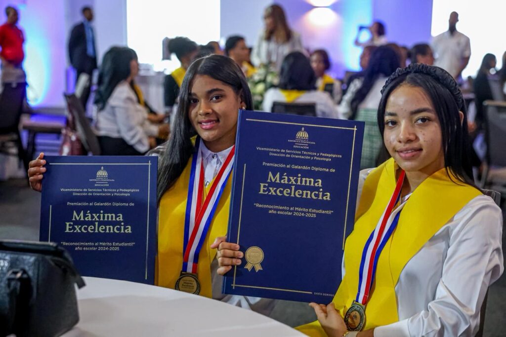 Ministro Luis Miguel De Camps entrega el Galardón Diploma de Máxima Excelencia a 150 estudiantes