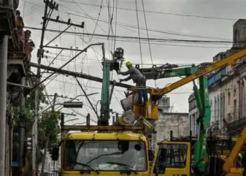 El 57% de casa en Santiago de Cuba sigue sin electricidad, dos semanas después del huracán Melissa