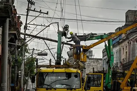 El 57% de casa en Santiago de Cuba sigue sin electricidad, dos semanas después del huracán Melissa