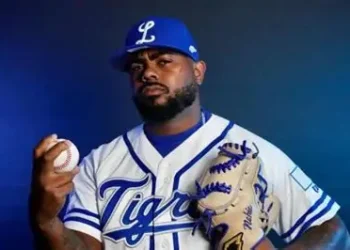 Ulises Joaquín hace vibrar el Citi Field y perrea haciendo la seña del Team Fruta