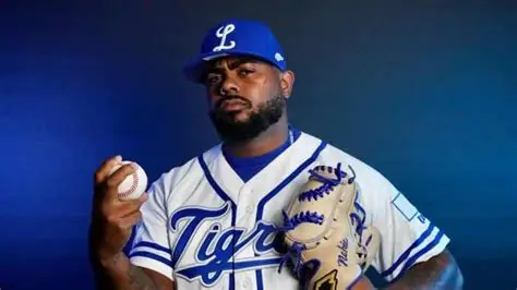 Ulises Joaquín hace vibrar el Citi Field y perrea haciendo la seña del Team Fruta