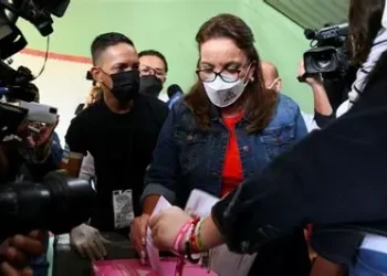 Hondureños deben votar para demostrar soberanía, afirma la presidenta Castro al sufragar