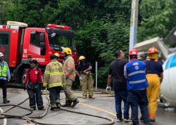 Un muerto y un herido al volcarse camión tanquero de gas en la carretera Jánico–Santiago