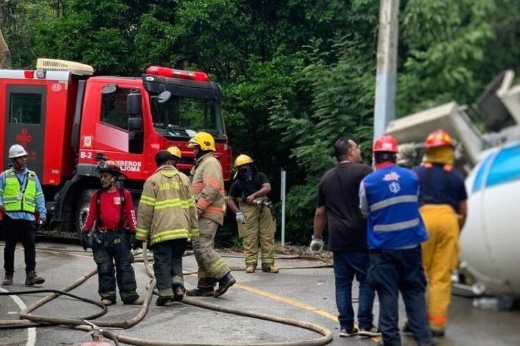 Un muerto y un herido al volcarse camión tanquero de gas en la carretera Jánico–Santiago
