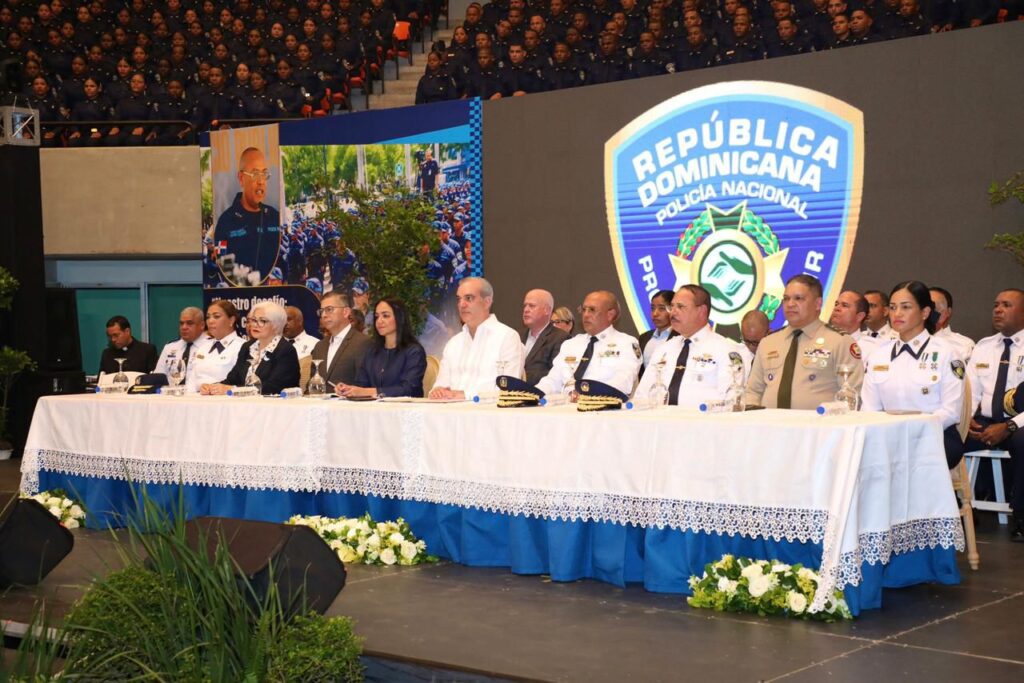 Presidente Abinader juramenta 2,421 nuevos agentes policiales; ya suman 6,500 formados bajo la Reforma Policial