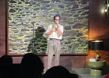 Auro Sónico presenta su nuevo libro “Vuelve y juega” en una velada íntima