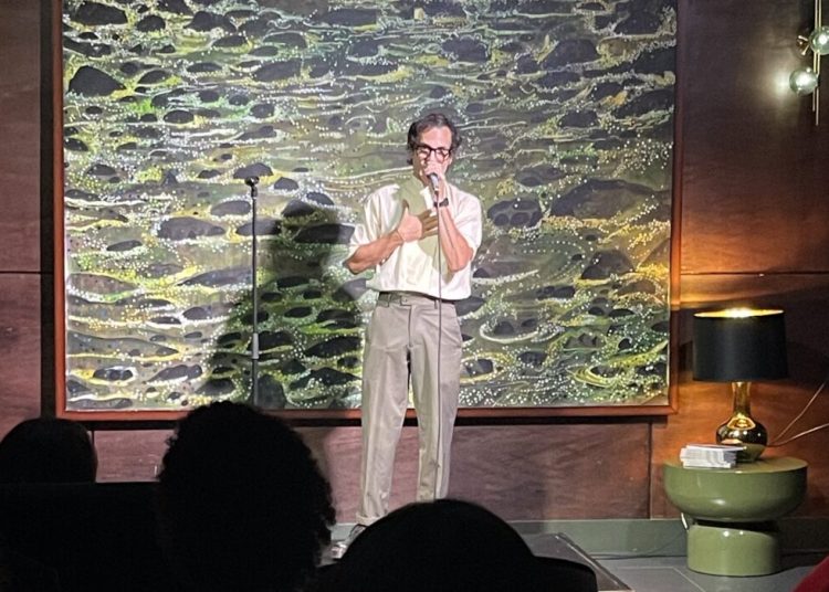 Auro Sónico presenta su nuevo libro “Vuelve y juega” en una velada íntima