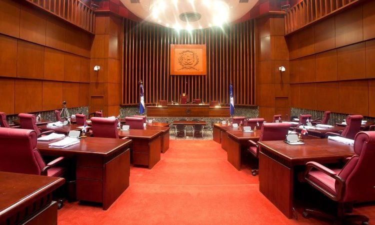 Senadores rechazan decisión del TC que elimina penalización de relaciones homosexuales en la Policía y las Fuerzas Armadas