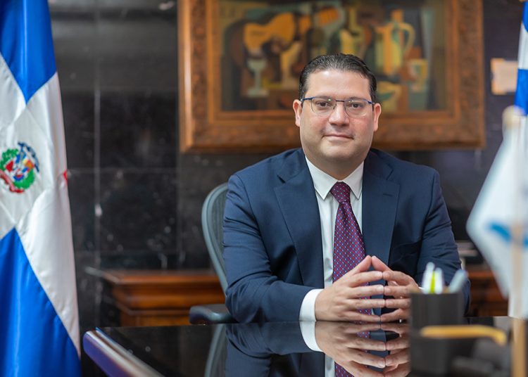 Yayo Sanz Lovatón responde a Omar Fernández y defiende los subsidios sociales como herramienta para reducir la pobreza