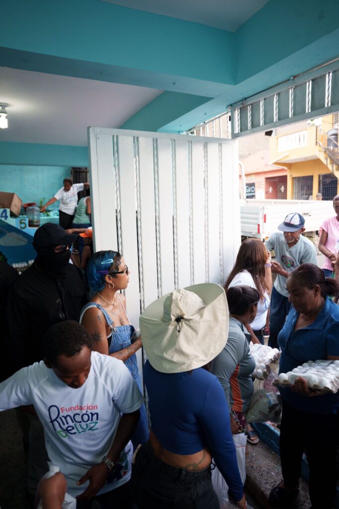 Tokischa y Jompeame entregaron donaciones a familias afectadas en Gualey por tormenta Melissa | 2 | Tokischa y Jompeame entregaron donaciones a familias afectadas en Gualey por tormenta Melissa - Noticias de hoy en República Dominicana | De Último Minuto