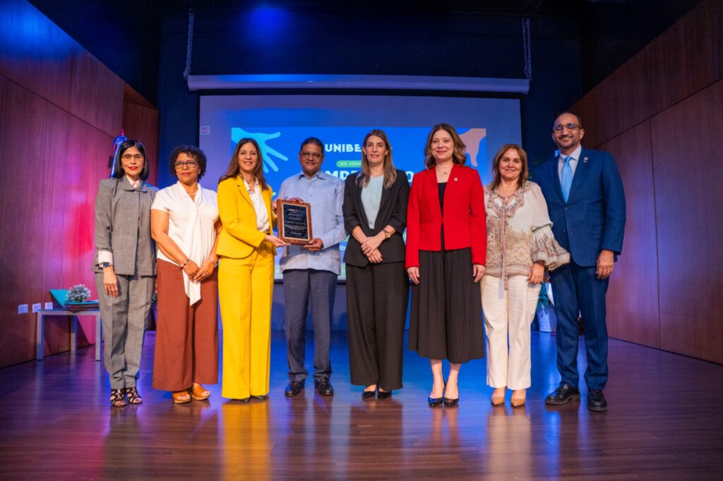 UNIBE reconoce a Juan Manuel Méndez durante la XIII Jornada de Compromiso Ciudadano 2025 - Noticias de hoy en República Dominicana | De Último Minuto