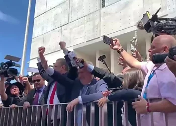 Presidente de Costa Rica arenga a sus seguidores y canta tras audiencia sobre su desafuero