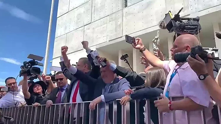 Presidente de Costa Rica arenga a sus seguidores y canta tras audiencia sobre su desafuero