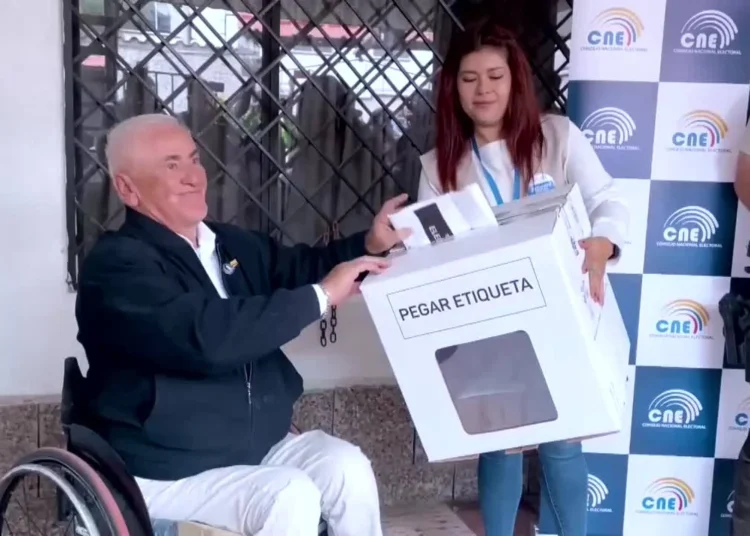 La votación anticipada en Ecuador continúa con 597 beneficiarios del ‘Voto en casa’