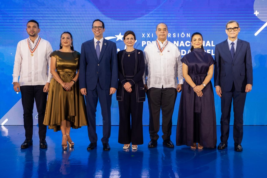 Vicepresidenta entrega Premio Nacional a la Calidad en el Sector Público: MIREX obtiene máximo galardón - Noticias de hoy en República Dominicana | De Último Minuto