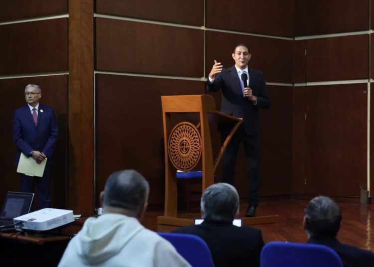Iván Gatón es reconocido como expositor magistral en la Universidad de Chihuahua