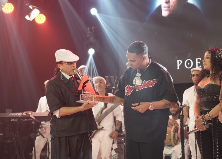 Alofoke Media Group reconoce a Elvis Crespo por su trayectoria y apoyo a la música dominicana