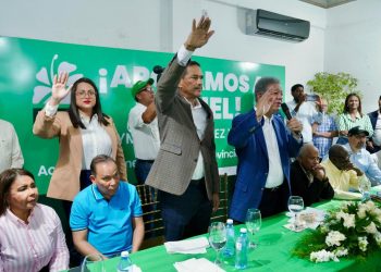 Raymundo Ramírez y su equipo se juramentan en la Fuerza del Pueblo en Azua