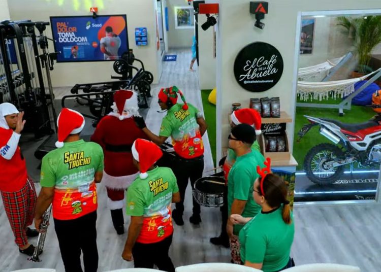 ¡Llegó la Navidad a la Casa de Alofoke 2! Comparsa  enciende el reality show