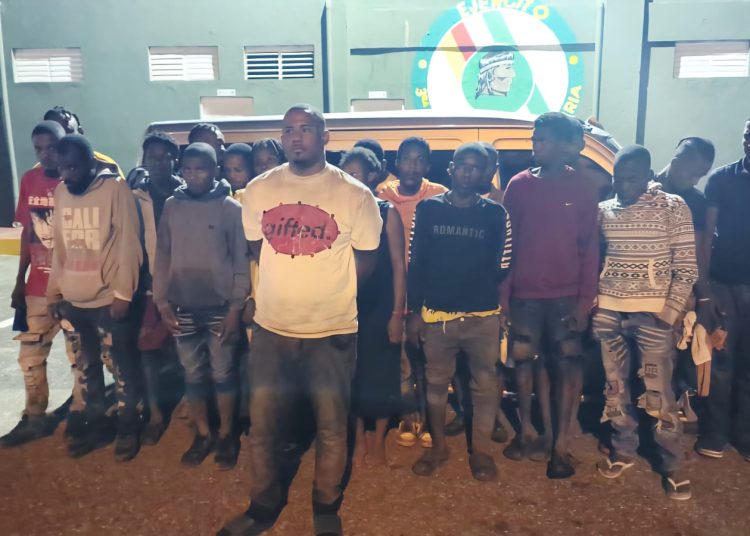 Ejército detiene conductor de minibús que transportaba 19 haitianos indocumentados en San Juan de la Maguana
