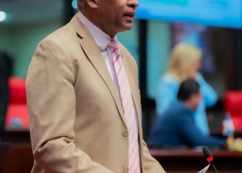 Senador Fulcar pide construir proyecto habitacional para familias vulnerables de Peravia