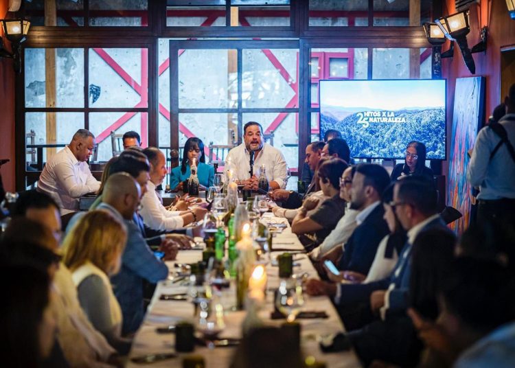 Ministro Paíno Henríquez resalta avances en agua, fiscalización y medioambiente en La Mesaza de GALA Media Group