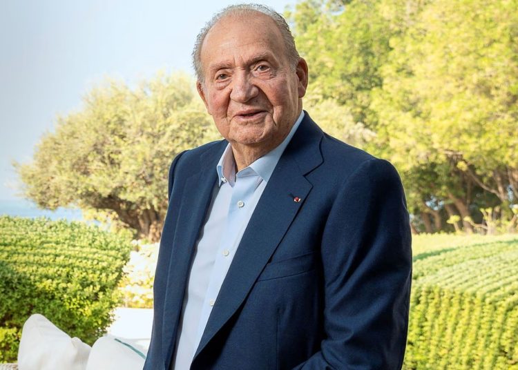 El rey Juan Carlos regresa a España cuando salen a la venta sus polémicas memorias