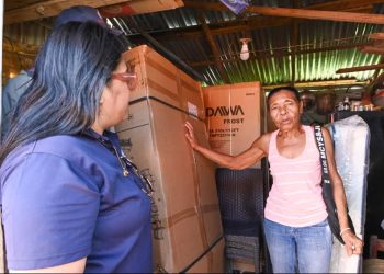 Gobierno entrega enseres del hogar a 20 familias afectadas por tornado en Miches