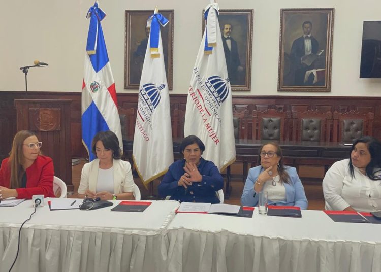 Ministerio de la Mujer anuncia jornadas “Puerta a Puerta” para prevenir la violencia contra la mujer e intrafamiliar en Santiago